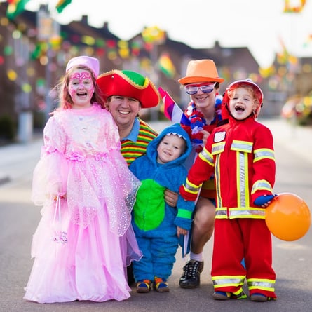 Fasnacht; die Zeit in der die  Narren und Närrinen ihr unwesen treiben.