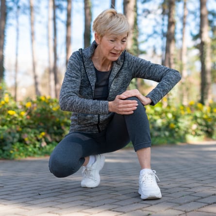 Eine ältere Dame hält am Knie fest. Eine ältere Dame hält am Knie fest.