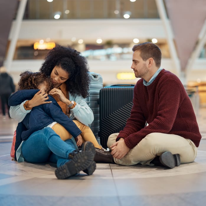 Familie mit kleinem Kind am Flughafen