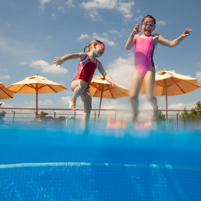 Kinder bereit zum Springen in ein Pool