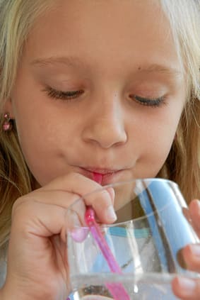Lebenselixier Wasser – ein Mangel kann für Kinder verheerend sein.