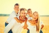 Glückliche Familie auf Sommerfeld von Weizen